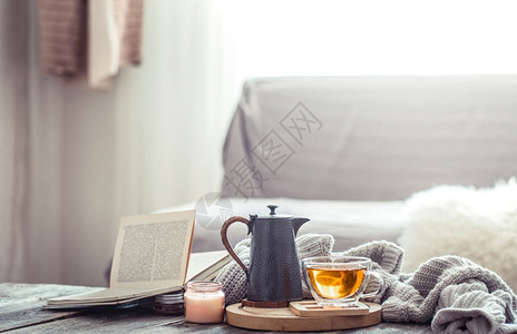 秋冬客厅里喝茶和看书图片
