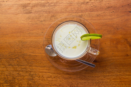 桌子食物饮将柠檬酸奶鲜装在杯子上放棕色木制板上有海水的地表背景图片