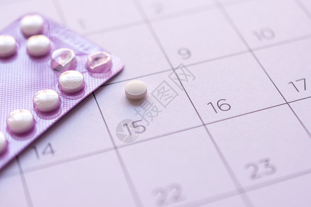 循环药店胖的具有日历背景期保健和医学概念的避孕药有日历背景期医疗保健和概念图片