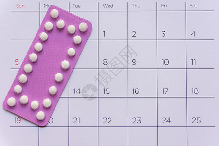 排卵药物医院具有日历背景期保健和医学概念的避孕药有日历背景期医疗保健和概念图片