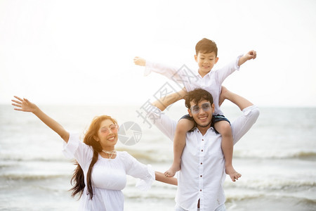 一家人在海边度过假期图片