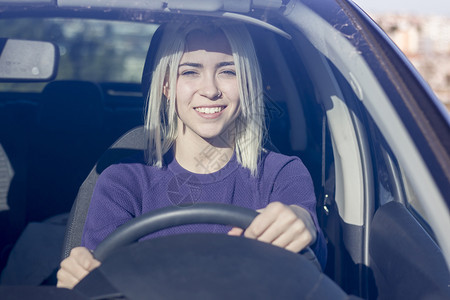 美丽的微笑女士驾驶汽车有魅力的女孩坐在汽车里户外夏季肖像画喜悦坐着里面图片