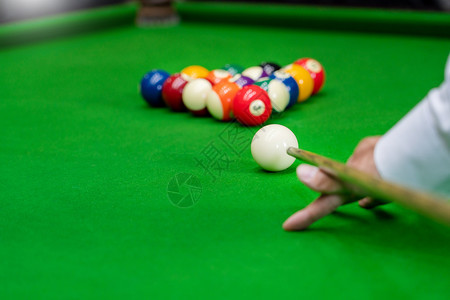 竞赛Manrrsquos手和Cue臂玩史努克游戏或准备在绿色桌球上泳池颜色重点图片