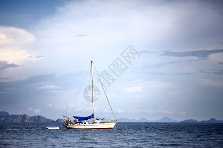 自然泰国安达曼海停泊在泰国安达曼海的白色游艇夏天目的地图片