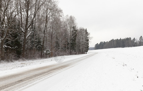 明亮的粗糙下雪后在一小条乡村公路上雪降后的地上自然图片