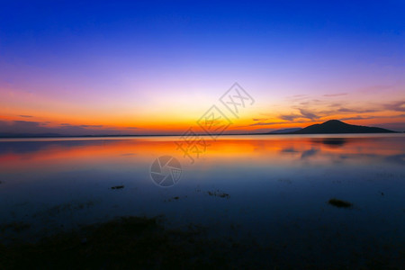 黄色的阳光颜日落河流黄云夕阳的地平线江落景象图片