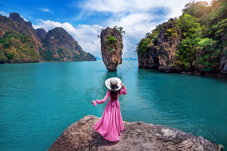 安达曼快乐的冒险站在泰国Phangnga的詹姆斯邦德岛岩石上的漂亮女孩图片
