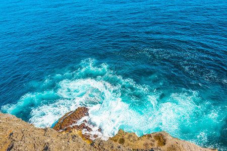 从海岸悬崖顶端的景泡沫冲浪风从悬崖顶部到南面的海景最佳天空质地图片