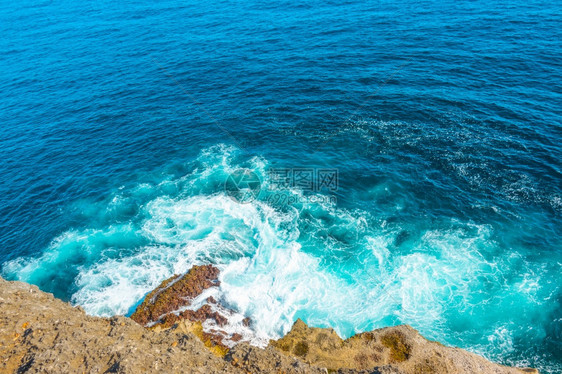 从海岸悬崖顶端的景泡沫冲浪风从悬崖顶部到南面的海景最佳天空质地图片