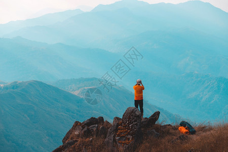 假期风景谷缅甸穆拉伊特山的晨日和雾笼罩在缅甸穆拉伊特山上图片