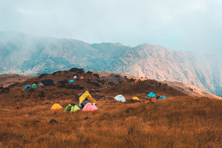 张家界的山旅游多雾路段缅甸穆拉伊特山的晨日和雾笼罩在缅甸穆拉伊特山上金的背景