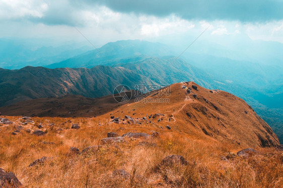 天空东多雾路段缅甸穆拉伊特山的晨日和雾笼罩在缅甸穆拉伊特山上图片