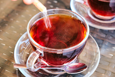 盘子香气刷新糖倒在传统土耳其茶里用玻璃杯传统土耳其茶里图片