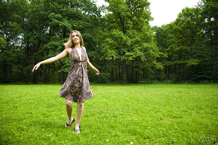 自然裙子公园年轻美容女在户外跳舞图片
