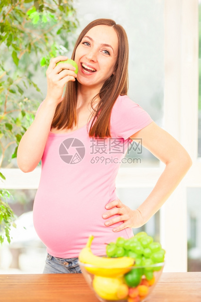 孕妇吃苹果的相片人们照女图片