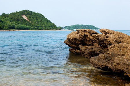 晴天沙滩海浪天际线图片