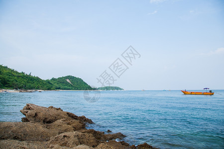 晴天沙滩海浪天际线图片