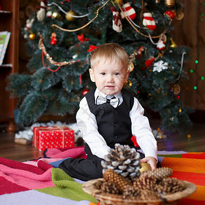圣诞装饰中的小男孩期待一个奇迹箔地面冷杉图片