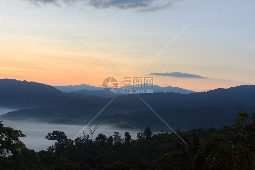 山顶云雾缭绕全景高的场图片