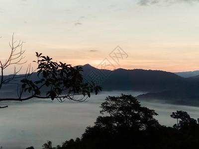 颜色风景优美户外山顶云雾缭绕图片