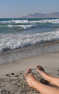 躺在沙滩上休息的脚丫子图片