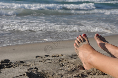 躺在沙滩上休息的脚丫子图片