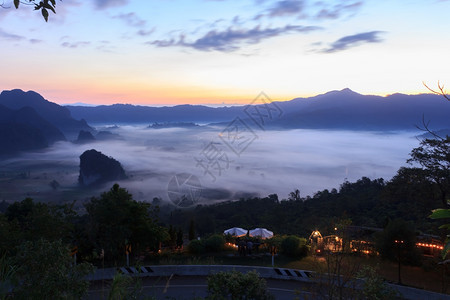 绿色山顶云雾缭绕旅行城市图片