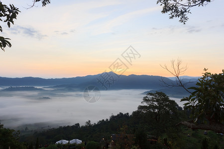 天线山顶云雾缭绕景观旅游图片