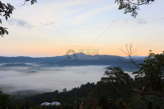 天线山顶云雾缭绕景观旅游图片