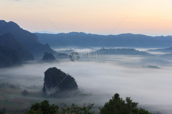 山顶云雾缭绕最佳夏天覆盖图片