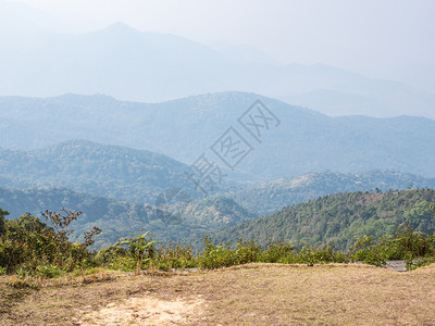 白色的冒险在高山顶上露营田地清晨有浓雾的光颜色图片