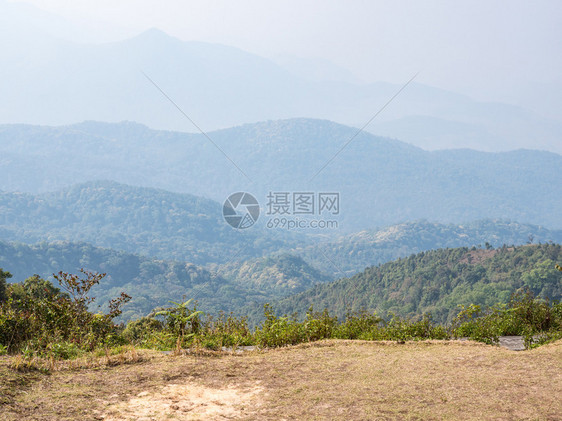 白色的冒险在高山顶上露营田地清晨有浓雾的光颜色图片