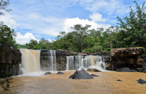 泰国Dipterocarp森林的瀑布吨放松龙脑香图片
