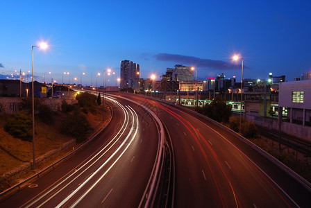 抽象的在高速公路上超行驶的夜拍梦灯图片