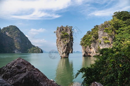 海滩蓝色的泰国PhangNgaBay的詹姆斯邦德岛士图片