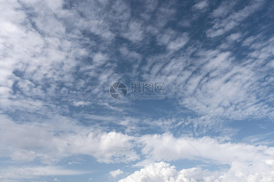 休闲的种族蓝色天空有风云水平照白色的图片