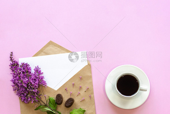 装有白纸卡的色文本和咖啡粉红色底贴着平板木制模版贺卡概念你好花边春天分处在装满空卡和咖啡的手写信封上祖母自然问候图片