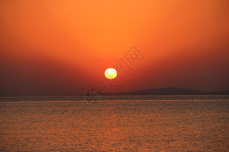 海上日落红太阳清晨升起红海和橙色天空之上美丽的炽热日落景观令人惊叹的夏日落红太阳清晨升起反射地平线图片