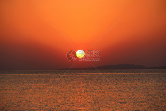 海上日落红太阳清晨升起红海和橙色天空之上美丽的炽热日落景观令人惊叹的夏日落红太阳清晨升起反射地平线图片