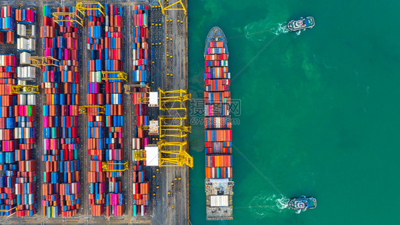 在工业港口作的集装箱船在公海用集装箱船进行国际业务出口物流和运输鸟瞰集装箱船卸厂商业的天线图片