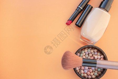 桌上的化妆产品背景图片