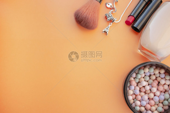 桌上的化妆产品图片
