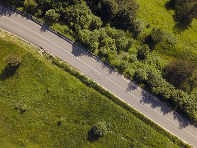 曲线高的景观从上方俯瞰山脉的乡村公路在绿草和树木之间欧洲塞尔维亚斯塔拉普尼纳老山上的自然旅游概念无人机照片图片