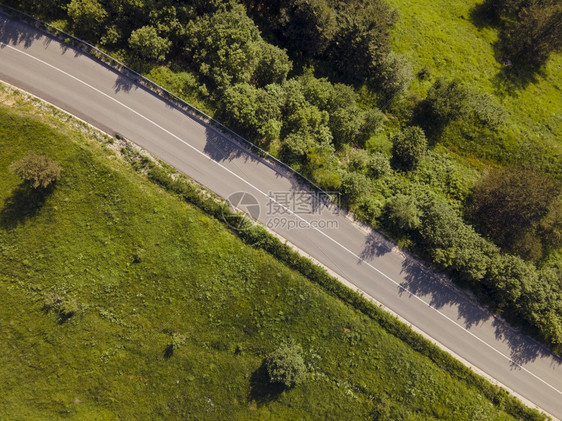 曲线高的景观从上方俯瞰山脉的乡村公路在绿草和树木之间欧洲塞尔维亚斯塔拉普尼纳老山上的自然旅游概念无人机照片图片