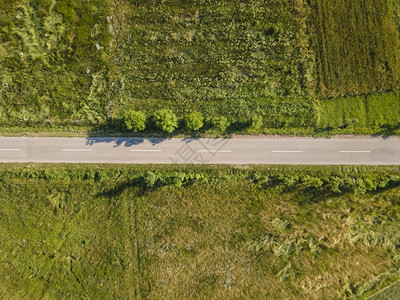 从上方俯瞰山脉的乡村公路在绿草和树木之间欧洲塞尔维亚斯塔拉普尼纳老山上的自然旅游概念无人机照片爬坡道曲线沥青图片