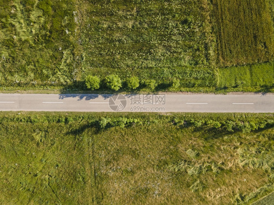 从上方俯瞰山脉的乡村公路在绿草和树木之间欧洲塞尔维亚斯塔拉普尼纳老山上的自然旅游概念无人机照片爬坡道曲线沥青图片