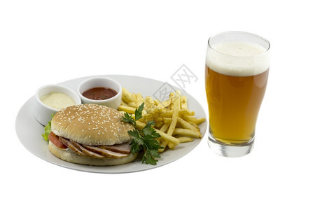 吃水平的一杯啤酒个汉堡薯条和酱油在板盘上与众不同背景的小酒馆图片
