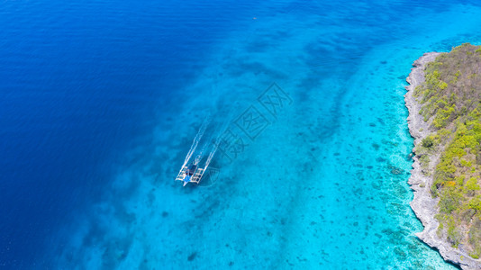 浮船从空中上向下俯冲在开阔海中游动珊瑚礁上空有清晰和松绿的水域离开热带环礁湖摩尔博阿岛奥斯陆b菲律宾宿务岛支撑采取异国情调图片
