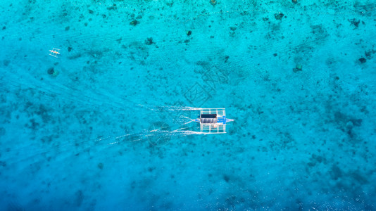 浮船从空中上向下俯冲在开阔海中游动珊瑚礁上空有清晰和松绿的水域离开热带环礁湖摩尔博阿岛奥斯陆b菲律宾宿务岛泻湖天堂菲律宾人图片