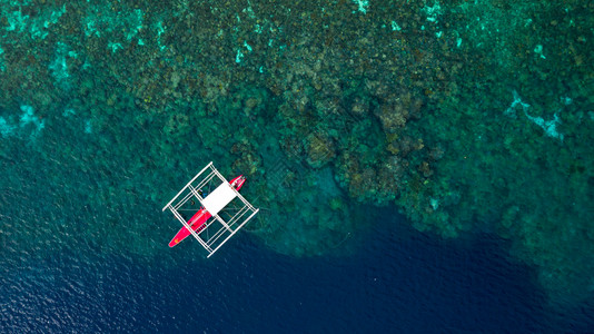 奥斯洛布泻湖浮船从空中上向下俯冲在开阔海中游动珊瑚礁上空有清晰和松绿的水域离开热带环礁湖摩尔博阿岛奥斯陆b菲律宾宿务岛清除图片